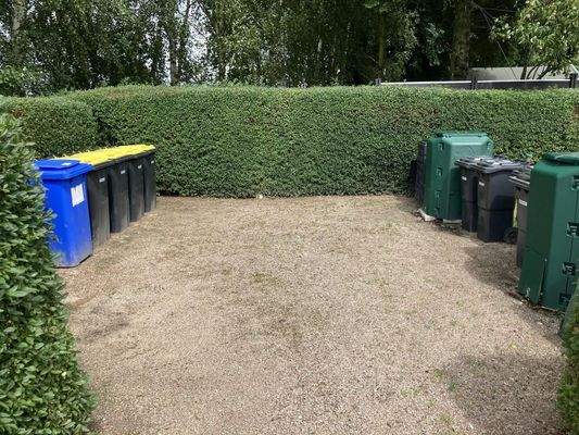 gemeinschaftlicher Platz für Mülltonnen