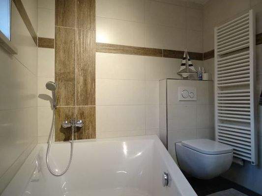 Neuwertiges Wannenbad mit Handbrause und WC