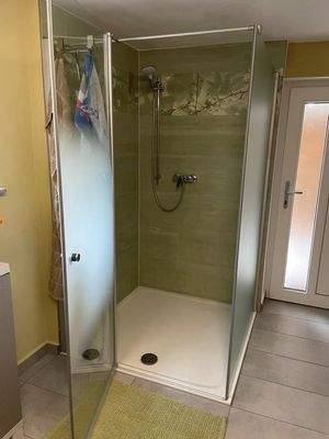 Keller mit großer Duschkabine