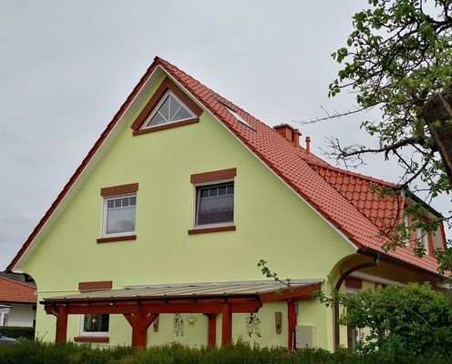 Seitengiebel mit Carport