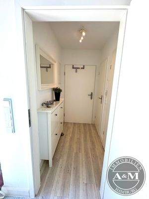 Flur mit Abstellraum und Gäste-WC