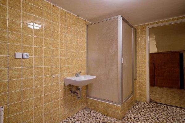 weitere Dusche im Waschraum inkl. Zugang zum Garten