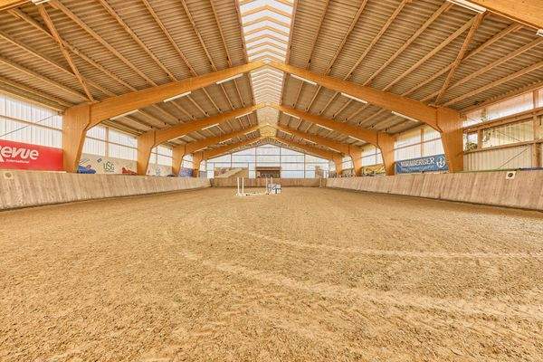 18 Reithalle 20x40 Meter.jpg