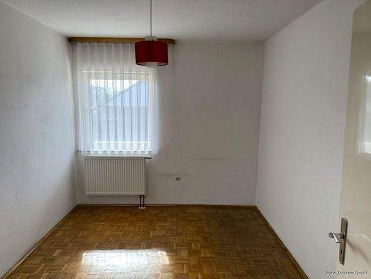 Der Parkettboden im Wohnbereich strahlt Wärme aus