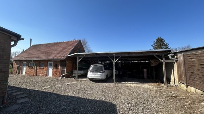 Carport und Heizhaus