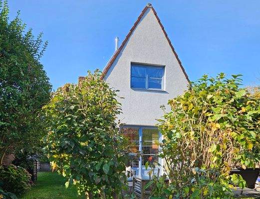 Hausansicht vom Garten im Sommer