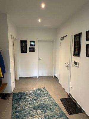 Moderner Flur mit Teppich