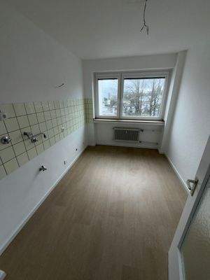 Leere Küche mit Fliesenwand