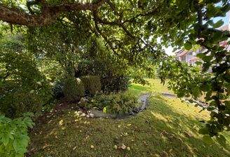 Garten mit Wasserlauf