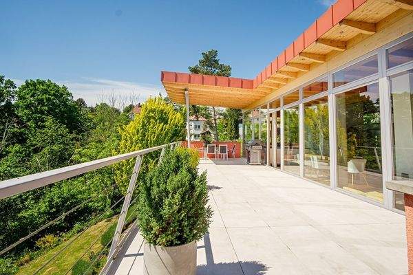 schöne Architektur u. große, uneinsehbare Terrasse