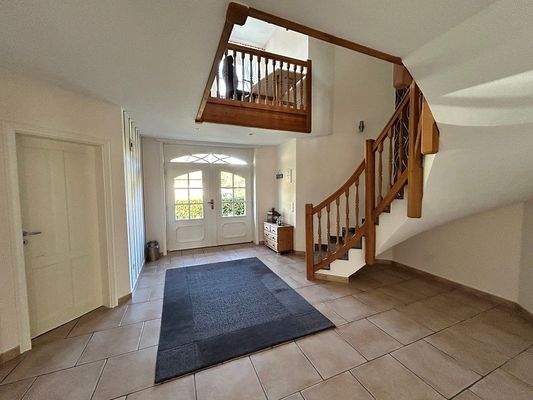 1020092_6_Eingangsbereich mit Treppe.jpg