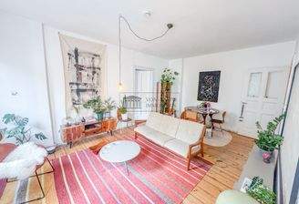 Wohnzimmer lichtdurchflutet