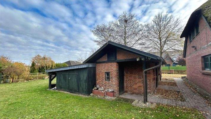 Massiver Schuppen mit Holzschuppen und Holzunterstand