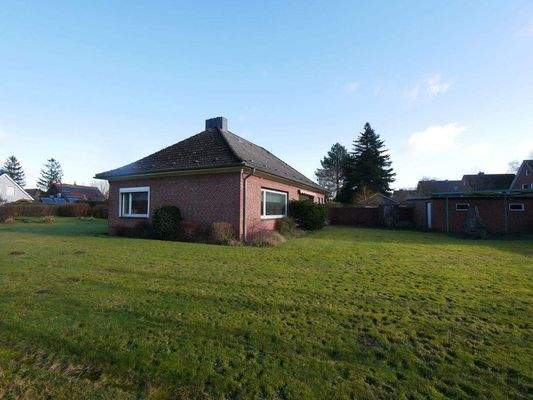 Außen - überwiegend Rasenfläche