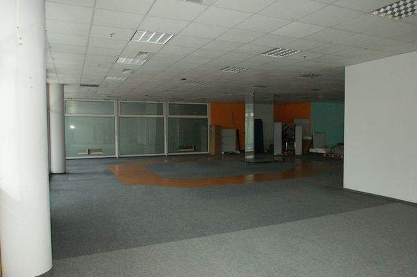 Leerer Büroraum mit Teppich