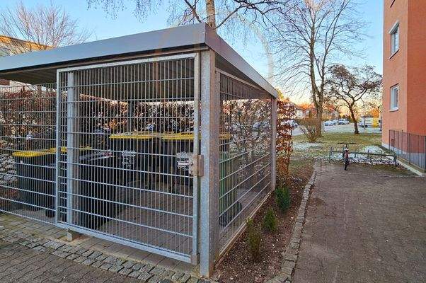 Neuburg-Aussenanlage-Muell