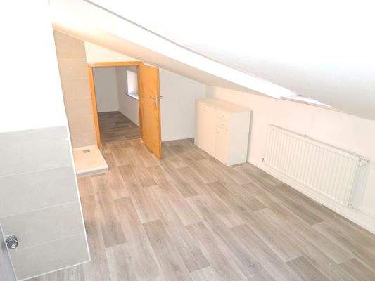 Das Badezimmer mit Zugang zum Abstellraum