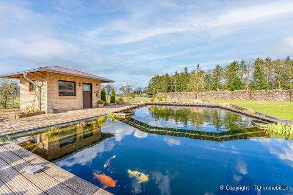 Großer Naturteich mit Gartenhaus