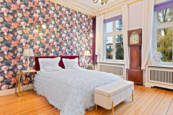 Schlafzimmer mit vergoldetem Stuck 