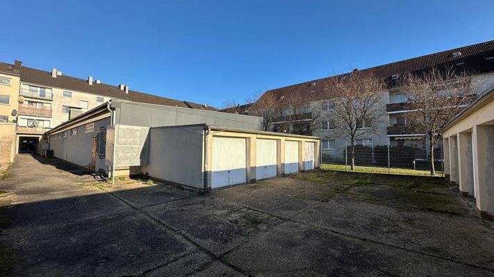 Garagenhof mit Anbau