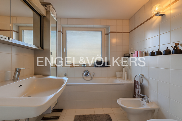 Gepflegtes Dusch- und Wannenbad