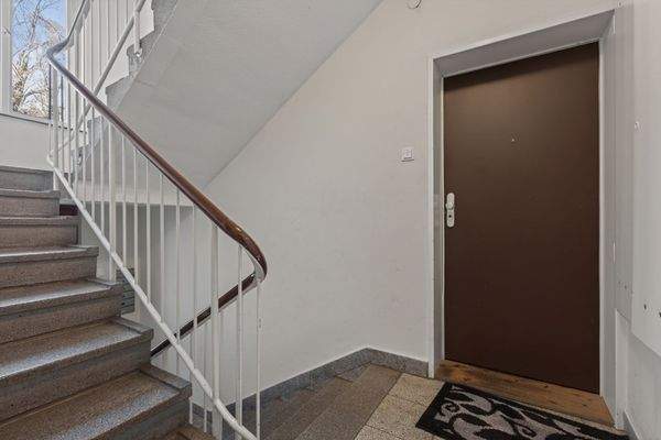 Eingangstür & Treppenhaus