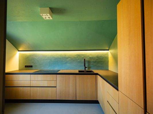 Moderne Einbauküche in warmen Farben