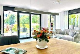 Moderne Wohnküche mit Aussicht