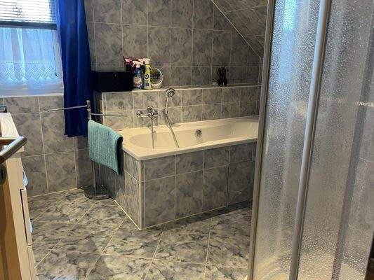 Badezimmer mit Wanne und Dusche