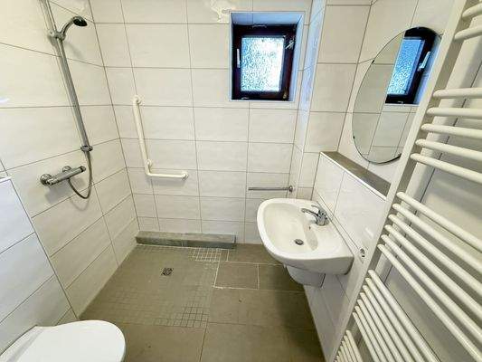 saniertes Bad im Erdgeschoss