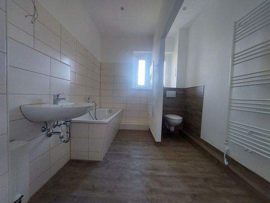 modernes Bad mit Fenster