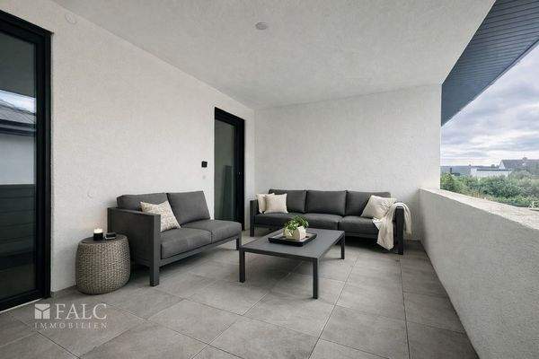 „Großzügige, beheizte Loggia – Boden und Möblierung beispielhaft visualisiert.“