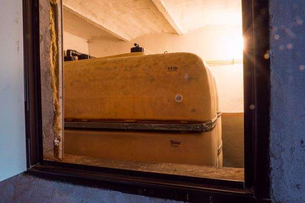 Wirtschftsgebäude Öltanks 8151.jpg