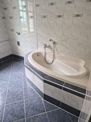 Bad mit Badewanne.jpg