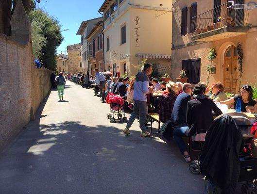 Straßenfest in Montisi