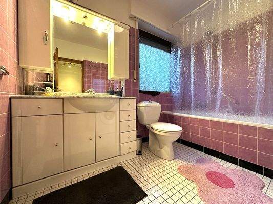 Das Wannenbad mit Fenster, WC, ...