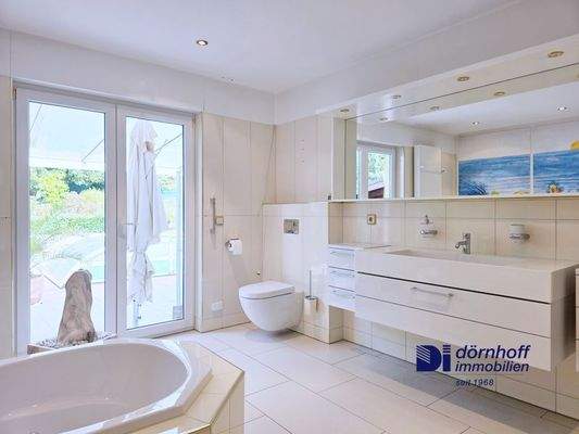 Badeoase im EG mit direktem Zugang zum Poolbereich – exklusiver Komfort für Genießer