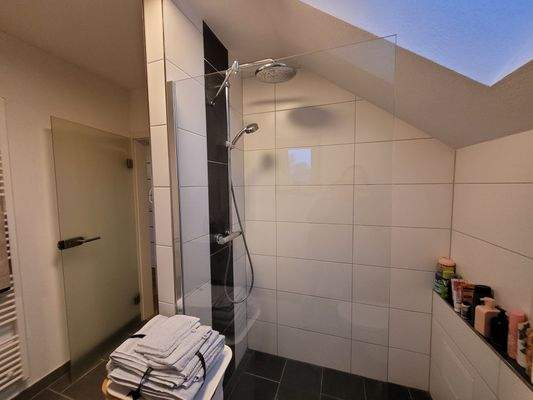 Bad mit Dusche baugleiche Whg.jpg
