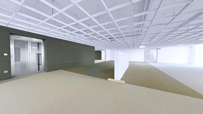 Ausstellungsfläche & Personenaufzug Obergeschoss