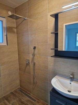 Badezimmer mit Dusche und WC