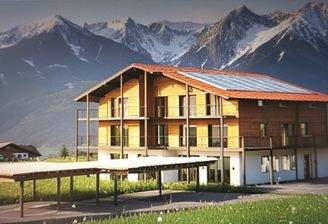 Bild Mehrfamilienhaus Bergen mit Berge.jpg