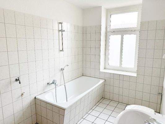 Tageslichtbad mit Badewanne, WC, Waschtisch und Waschmaschinenanschluss