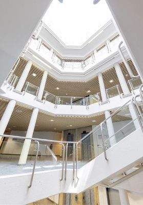 Treppenhaus mit Fahrstühlen