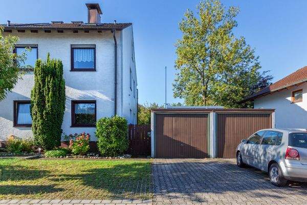 Außenansicht mit Einzelgarage (rechts)