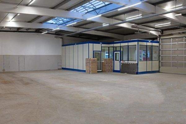 Halle mit Büroräumen