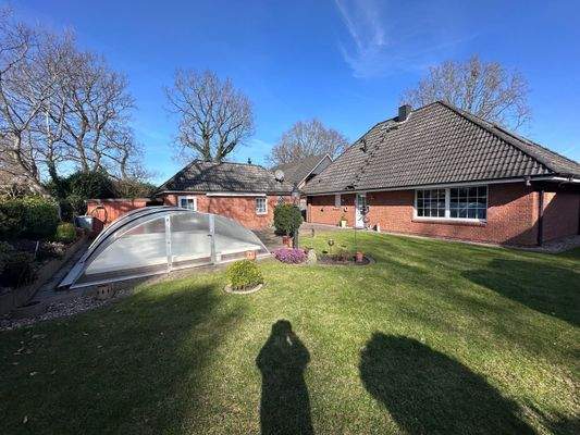 Garten mit Schwimmbad