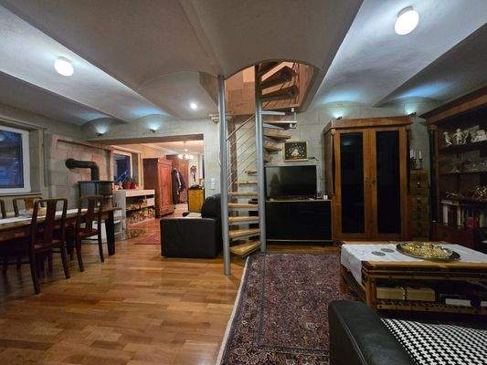 Wohn- und Eßzimmer Hinterhaus EG mit Wendeltreppe ins OG