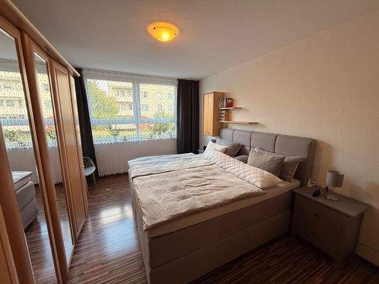 10 Schlafzimmer mit Balkonzugang