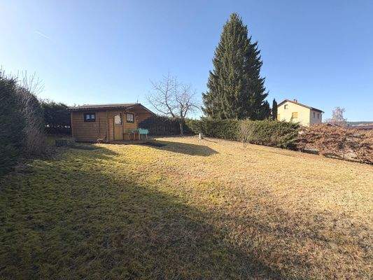 Blick in den Garten mit Gartenhäuschen