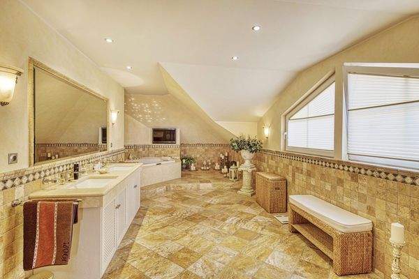 Badezimmer mit Whirlpoolwanne